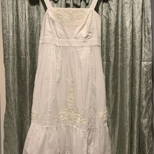 Beautiful Vineyard Vines White Embroidered dress